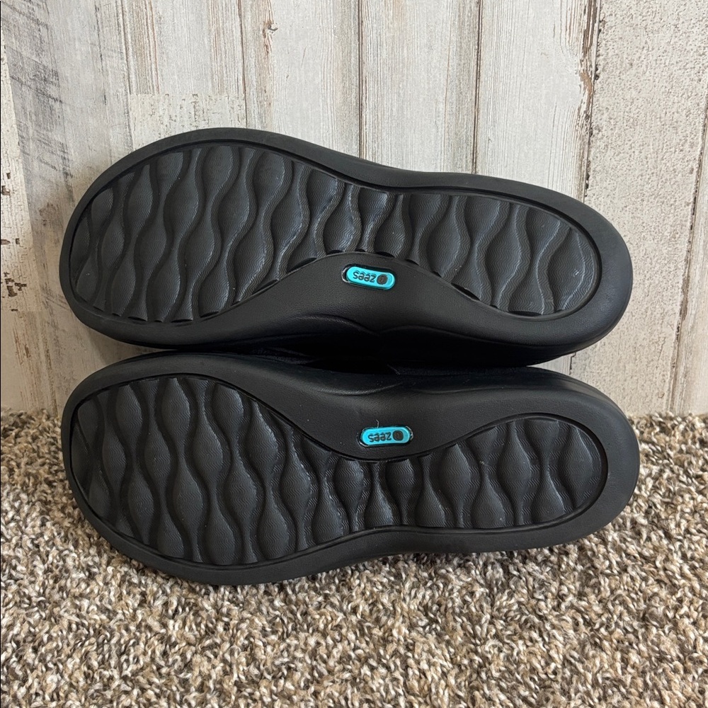 Bzees Black Women's Flats with Subtle Sparkle - Picture 5 of 6